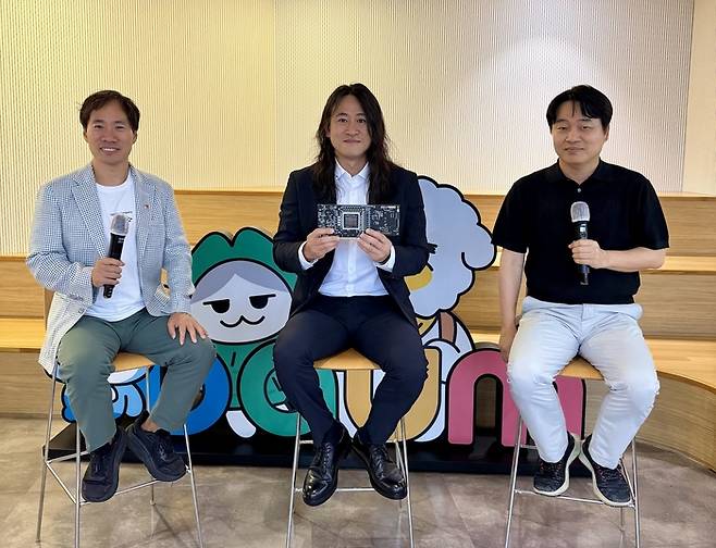 김성훈 업스테이지 대표, 백준호 퓨리오사AI 대표, 이건수 AXZ 대표(왼쪽부터)가 15일 경기도 성남시 판교 AXZ 사무실에서 대담을 진행하고 있다. [사진 = 업스테이지]