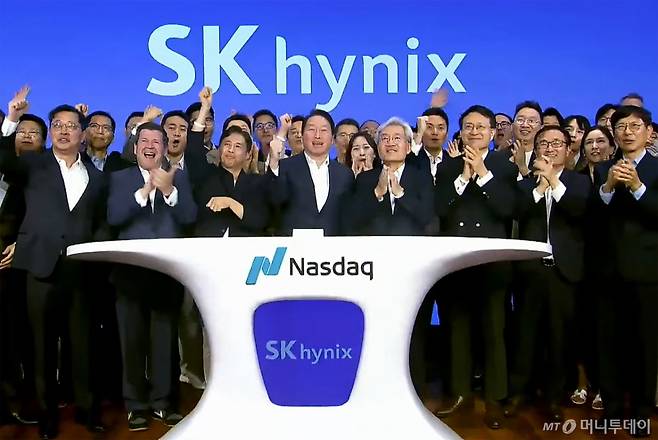 (서울=뉴스1) = 최태원 SK그룹 회장, 최재원 수석부회장, 곽노정 SK하이닉스 대표이사 등 경영진 및 임직원들이 10일 미국 뉴욕 나스닥 타워에서 주식예탁증서(ADR) 나스닥 시장 상장 세리머니를 하고 있다. (SK하이닉스 유튜브 캡쳐) 2026.7.10/뉴스1  Copyright (C) 뉴스1. All rights reserved. 무단 전재 및 재배포,  AI학습 이용 금지. /사진=(서울=뉴스1)