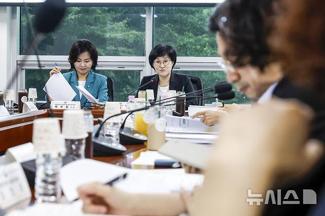 [서울=뉴시스] 정병혁 기자 = 원민경 성평등가족부 장관이 15일 서울 여의도 국회에서 열린 더불어민주당 성평등가족위원회 당정협의에서 발언하고 있다. 2026.07.15. jhope@newsis.com