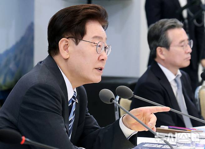 [서울=뉴시스] 조성봉 기자 = 이재명 대통령이 15일 청와대 영빈관에서 열린 '삶으로 체감하는 대체불가 대한민국-국민과 함께하는 두 번째 업무보고'에서 발언하고 있다. 2026.07.15. suncho21@newsis.com