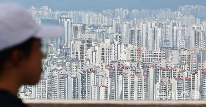 [서울=뉴시스] 황준선 기자 = 사진은 12일 서울 남산에서 바라본 아파트 밀집지역의 모습. 2026.07.12. hwang@newsis.com