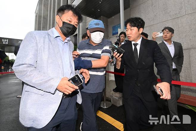 [전남광주=뉴시스] 이영주 기자 = '장윤기 사건'과 관련해 증거인멸 혐의를 받고 있는 광주 광산경찰서 소속 A경감이 8일 오전 광주 동구 광주지법에서 열린 구속 전 피의자 심문(영장실질심사)을 마치고 이동하고 있다. 2026.07.08. leeyj2578@newsis.com