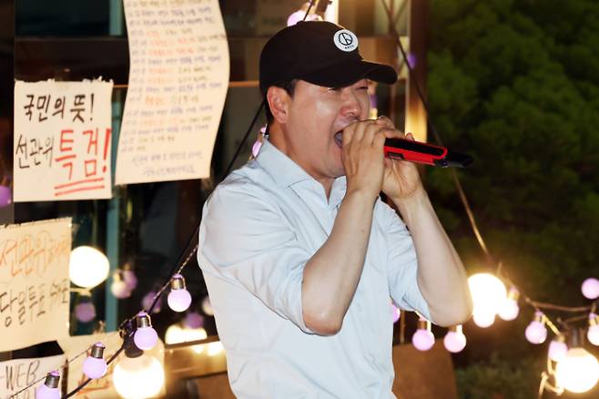국민의힘 장동혁 대표가 15일 오후 전남광주통합특별시 서구 전남광주선거관리위원회 앞에서 열린 '선관위 해체 및 재선거를 요구하는 광주시민청년학생모임' 집회에 참석했다. 연합뉴스