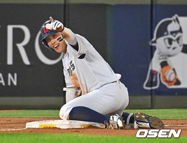 [OSEN=부산, 이석우 기자] 23일 부산 사직야구장에서 2026 신한 SOL KBO 리그 롯데 자이언츠와 NC 다이노스의 경기가 열렸다. 홈팀 롯데는 박세웅이, 방문팀 NC는 라일리가 선발 출전했다.롯데 자이언츠 황성빈이 6회말 우중간 3루타를 치고 환호하고 있다. 2026.06.23 / foto0307@osen.co.kr