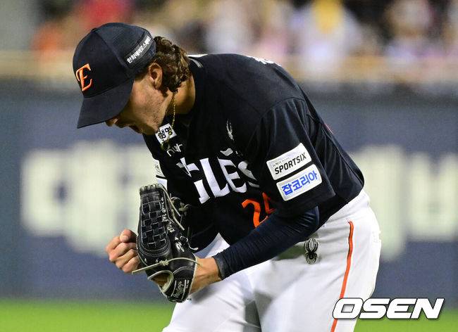 [OSEN=잠실, 지형준 기자] 3일 서울 잠실야구장에서 2026 신한 SOL KBO리그 LG 트윈스와 한화 이글스의 경기가 열렸다.이날 LG는 웰스, 한화는 화이트를 선발투수로 내세웠다. 7회말 2사 1루에서 한화 화이트가 LG 문성주를 좌익수 플라이로 처리하며 포효하고 있다. 2026.07.03 / jpnews@osen.co.kr