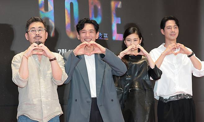 지난 13일 서울 강남구 메가박스 코엑스에서 열린 영화 ‘호프’ VIP시사회에서 나홍진 감독(왼쪽부터), 황정민, 정호연, 조인성이 포즈를 취하고 있다. 뉴스1