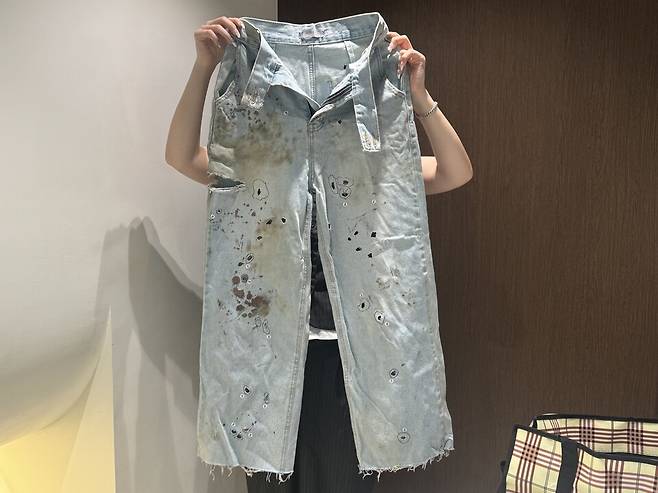 이른바 부산 돌려차기 사건의 피해자인 김진주(가명)씨가 피해 당시 입고 있었던 청바지를 들어 보이고 있다. 경찰이 놓친 이 바지는 검찰 보완수사 과정에서 강간 등 살인미수의 핵심 증거로 밝혀졌다. ⓒ시사저널&nbsp;최준필