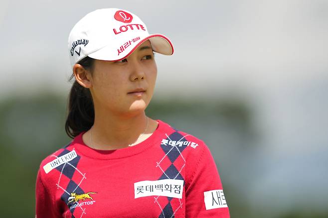 황유민이 지난달 19일 미국 미시간주 벨몬트의 블라이더필즈 컨트리클럽에서 열린 마이어 LPGA 클래식 1라운드 도중 1번 홀 그린에서 어딘가를 바라보고 있다. 게티이미지코리아