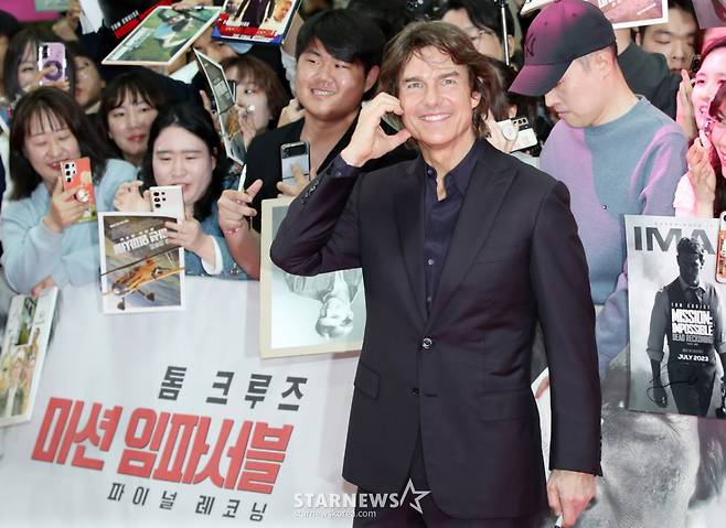 배우 톰 크루즈가 지난해 5월 서울 송파구 잠실 롯데월드에서 열린 영화 '미션 임파서블: 파이널 레코닝' 레드카펫 행사에 참석해 팬들과 인사하고 있다. /사진=김휘선 기자