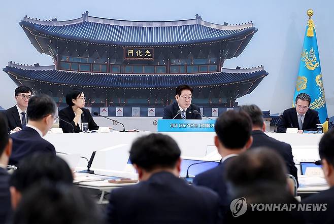 청와대에서 부처 업무보고 주재하는 이재명 대통령 (서울=연합뉴스) 한상균 기자 = 이재명 대통령이 15일 청와대 영빈관에서 열린 부처 업무보고를 주재하고 있다. 
    업무보고 첫째 날인 15일에는 재정경제부, 금융위, 기획예산처 등에 대한 업무보고가, 16일에는 과기부, 국토부, 해수부, 방미통위 등에 대한 업무보고가 진행된다. 그 외 부처의 업무보고는 8월 초 진행된다. 2026.7.15 [청와대통신사진기자단] xyz@yna.co.kr