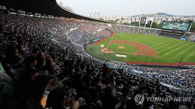 프로야구, 역대 최소 경기 700만 관중 돌파 (서울=연합뉴스) 한종찬 기자 = 3년 연속 1000만 관중을 향해 나아가는 프로야구 KBO리그가 30일 역대 최소 경기 만에 700만 관중을 돌파했다. 사진은 30일 서울 잠실야구장에서 열띤 응원전을 펼치는 야구팬들의 모습. 2026.6.30 saba@yna.co.kr