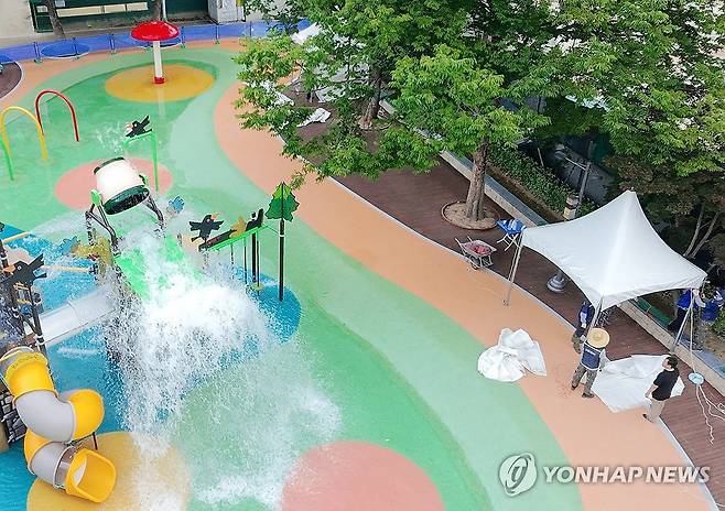 '폭염 속 공공형 물놀이장 가동 준비' (대구=연합뉴스) 박세진 기자 = 15일 대구 동구 신암공원 공공형 물놀이장에서 동구 관계자들이 탈의실 설치와 물놀이시설 시범 가동 등 막바지 점검을 하고 있다. 동구 신암공원과 신서공원 물놀이장은 오는 17일부터 8월 30일까지 무료로 운영된다. 매주 월ㆍ목요일과 우천 시 휴장한다. 2026.7.15 psjpsj@yna.co.kr