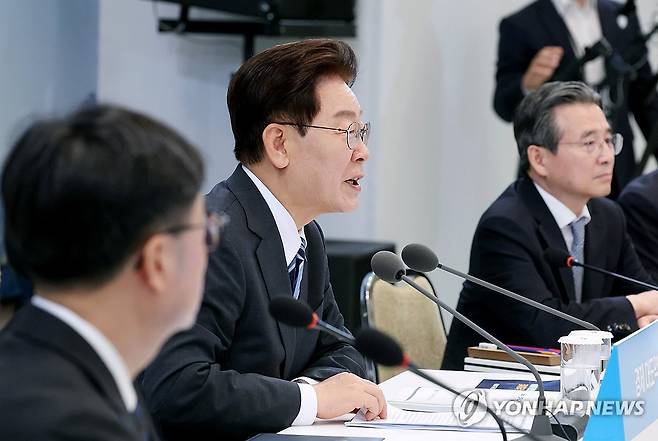 부처 업무보고 발언하는 이재명 대통령 (서울=연합뉴스) 한상균 기자 = 이재명 대통령이 15일 청와대 영빈관에서 열린 부처 업무보고에서 발언하고 있다. 2026.7.15 [청와대통신사진기자단] xyz@yna.co.kr