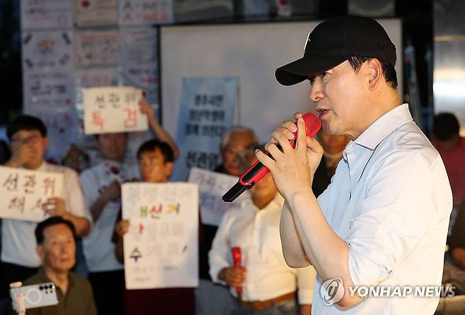 선관위 해체 집회에 참석한 장동혁 대표 (전남광주=연합뉴스) 조남수 기자 = 국민의힘 장동혁 대표가 15일 오후 전남광주통합특별시 서구 전남광주선거관리위원회 앞에서 열린 '선관위 해체 및 재선거를 요구하는 광주시민청년학생모임' 집회에 참석해 발언하고 있다. 2026.7.15 iso64@yna.co.kr
