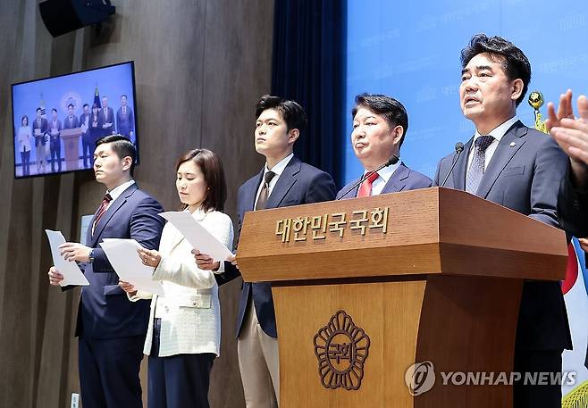 '대안과 미래', "장동혁 대표 사퇴 요구" (서울=연합뉴스) 배재만 기자 = 초·재선을 주축으로 한 국민의힘 소장파 모임 '대안과 미래' 이성권 간사(오른쪽 첫 번째)를 비롯한 의원들이 11일 국회 소통관에서 기자회견을 열고 장동혁 대표의 사퇴를 요구하고 있다. 2026.6.11 scoop@yna.co.kr