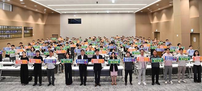 농협중앙회 경기본부 임직원들이 16일 오후 경기농협 대회의실에서 내년 3월 3일 치러지는 '제4회 동시조합장선거'를 앞두고 깨끗하고 공정한 선거 구현을 위해 공명선거 추진 결의대회를 실시했다. 사진=농협중앙회 경기본부