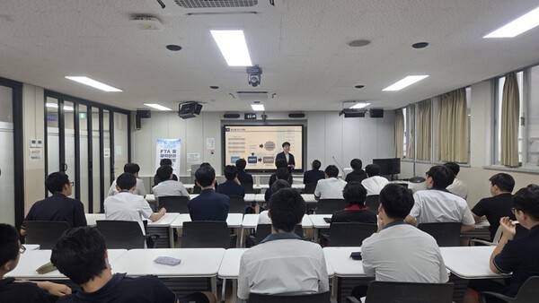 오현고등학교에서 진행된 FTA 및 무역 분야 직업전망 설명회.(사진=제주상공회의소)