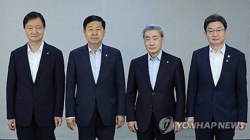 왼쪽부터 이찬진 금융감독원장, 구윤철 부총리 겸 재정경제부 장관, 신현송 한국은행총재, 이억원 금융위원장. [출처=연합]