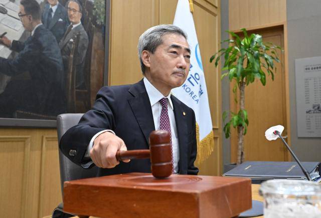 신현송 한국은행 총재가 16일 서울 중구 한국은행에서 열린 금융통화위원회 본회의에 참석해 의사봉을 두드리고 있다. [사진=연합뉴스]