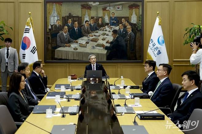 신현송 한국은행 총재가 16일 오전 서울 중구 한국은행에서 열린 금융통화위원회 본회의에 참석해 의사봉을 두드리고 있다. 사진=사진공동취재단