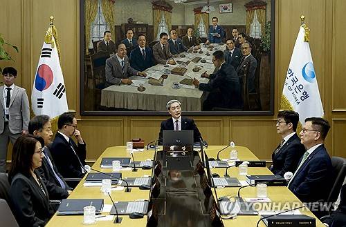 금융통화위원회 본회의(서울=연합뉴스) 16일 서울 중구 한국은행에서 금융통화위원회 본회의가 열리고 있다. 2026.7.16 [사진공동취재단] photo@yna.co.kr
