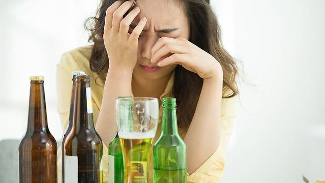 숙취는 알코올이 체내에서 분해되는 과정에서 발행하며, 어지러움과 메스꺼움 등을 동반한다｜출처: 클립아트코리아