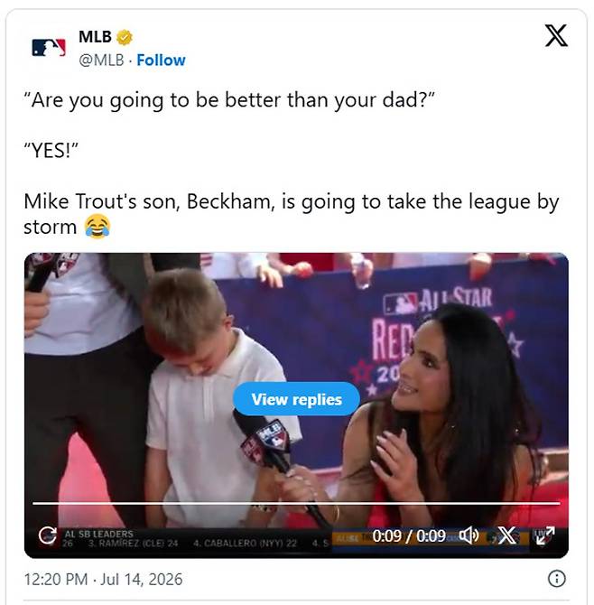 출처:MLB / 여성 리포터의 질문에 트라웃의 아들 베컴이 "Yes"라고 답하고 있다