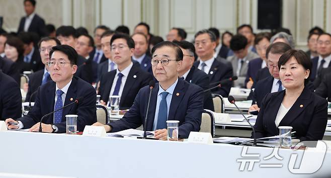 황종우 해양수산부 장관(왼쪽부터), 김윤덕 국토교통부 장관, 송미령 농림축산식품부 장관이 16일 청와대 영빈관에서 열린 국토교통부, 농림축산식품부, 해양수산부 2차 업무보고에 참석해 있다. 2026.7.16 ⓒ 뉴스1 이재명 기자