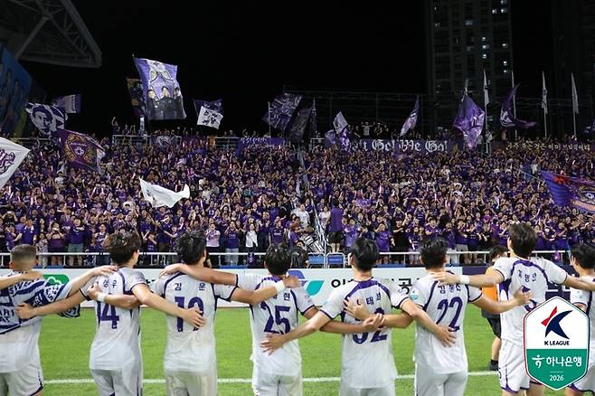 안양 선수단이 인천전에서 승리한 뒤 단체 세리머니를 펼치고 있다. 사진 | 한국프로축구연맹