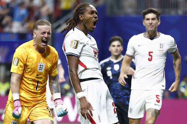 epa13113861 Djed Spence (C) of England reacts during the FIFA World Cup 2026 semifinals match England against Argentina, in Atlanta, USA, 15 July 2026.  EPA/WILL OLIVER

<저작권자(c) 연합뉴스, 무단 전재-재배포, AI 학습 및 활용 금지>