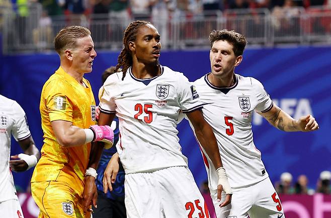 Soccer Football - FIFA World Cup 2026 - Semi Final - England v Argentina - Atlanta Stadium, Atlanta, Georgia, U.S. - July 15, 2026 England's Djed Spence and teammates react after his tackle on Argentina's Giuliano Simeone REUTERS/Agustin Marcarian<저작권자(c) 연합뉴스, 무단 전재-재배포, AI 학습 및 활용 금지>