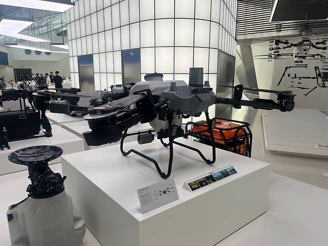 지난달 24일 찾은 중국 광둥성 선전의 다장(DJI) 플래그십 스토어에 전시된 농업용 대형 드론.