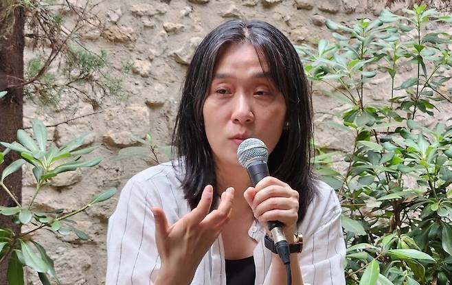 작가 한강이 15일(현지시간) 프랑스 아비뇽 페스티벌이 열리는 생루이 회랑에서 한국 기자들과 간담회를 갖고 있다. 연합뉴스