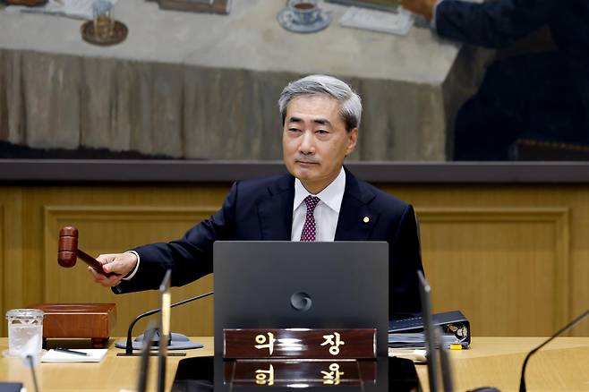 신현송 한국은행 총재가 16일 오전 서울 중구 한국은행에서 열린 금융통화위원회 본회의에 참석해 의사봉을 두드리고 있다. 이날 금통위는 기준금리를 연 2.50%에서 2.75%로 0.25%포인트(p) 인상했다. 이는 3년 6개월(42개월) 만에 이뤄진 기준금리 인상으로, 통화정책은 완화 기조를 마무리하고 새로운 긴축 국면에 들어서게 됐다. 뉴스1