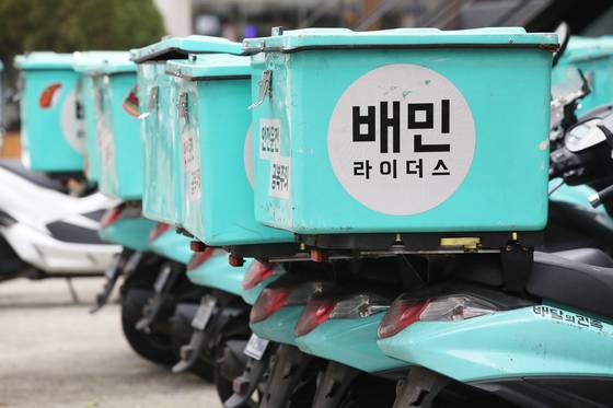 서울 한 배민라이더스 센터에 주차되어 있는 배달의민족 오토바이. 이날 인수 결정으로 배달의민족은 우버의 손자 회사가됐다. 2019년 DH에 매각된지 7년여만이다. 연합뉴스