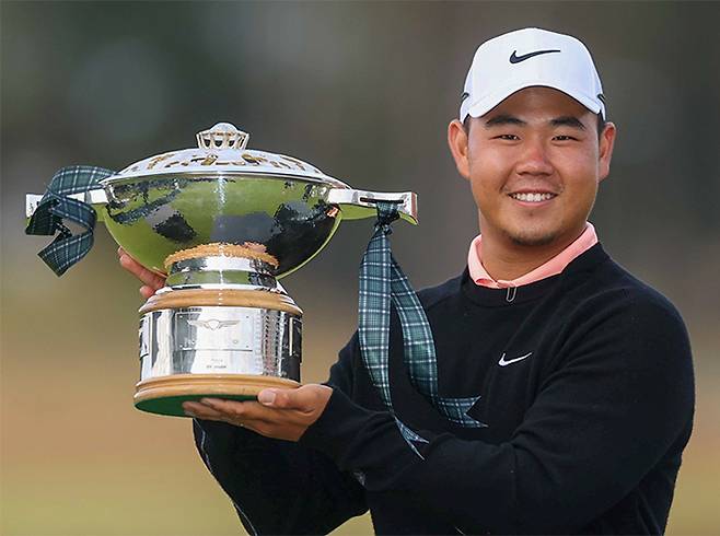 김주형이 2026년 7월 영국 스코틀랜드 노스베릭의 르네상스 클럽에서 제44회 제네시스 스코티시 오픈 우승 기념 촬영을 하고 있다. ‘제네시스 스코티시 오픈’은 2026 미국 프로골프 28번째 대회다. 사진=PGA투어