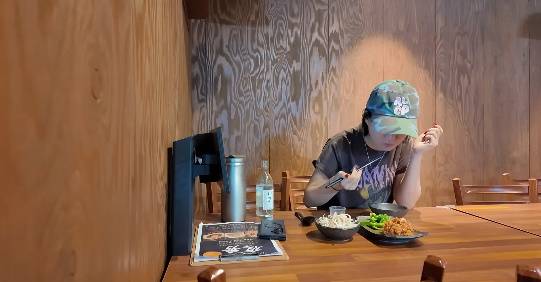 Singer Jang Yun-jeong returned to his YouTube channel, Jang Gongjang Jang Yun-jeong, approximately three weeks after the controversy surrounding his mothers investment fraud allegations, expressing his gratitude to his fans. Jang Yun-jeong visited a bar in Jongno-gu, Seoul, demonstrating his loyalty to his juniors, and expressed his determination to capture his feelings through his future music.Previously, Jang Yun-jeong faced difficulties as his mother, Ms. Yuk, became embroiled in investment fraud allegations. However, his agency clarified that Jang Yun-jeong had not been in contact with his mother for decades and that the incident was unrelated to him. In this video, Jang Yun-jeong expressed his gratitude to his fans through a brief greeting.Fans who watched the video are sending warm messages of comfort and support to Jang Yun-jeong. He plans to continue his activities, promising to communicate with fans through entertaining and comforting content.