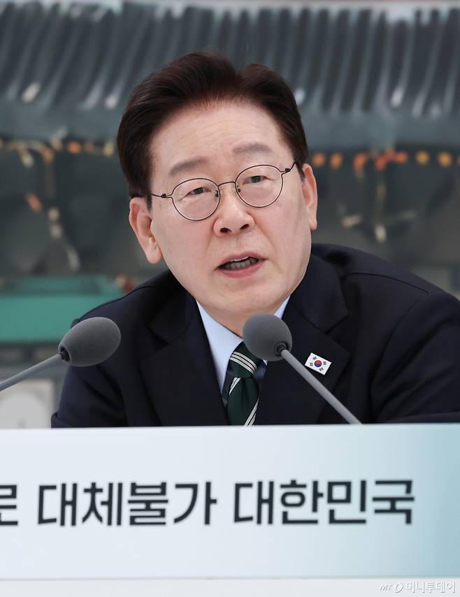 [서울=뉴시스] 김진아 기자 = 이재명 대통령이 16일 청와대 영빈관에서 열린 '삶으로 체감하는 대체불가 대한민국-국민과 함께하는 두 번째 업무보고'에서 발언하고 있다. (청와대통신사진기자단) 2026.07.16. bluesoda@newsis.com /사진=김진아