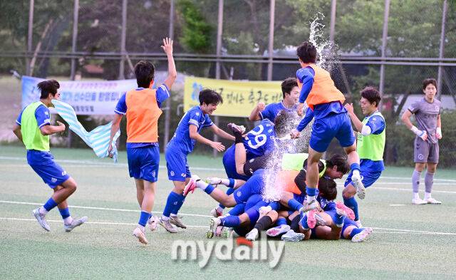 2026년 7월 15일 오후 강원도 태백종합운동장 고원1구장에서 열린 '제62회 추계대학축구연맹전' 준결승, 중앙대학교와 선문대학교의 경기.중앙대가 승부차기로 승리한 뒤 기뻐하고 있다.이번 대회에는 전국 대학축구 78개 팀이 참가해 총 156경기를 치르며, 백두대간기와 태백산기 2개 리그로 나누어 예선리그와 토너먼트 방식으로 진행된다./태백=유진형 기자