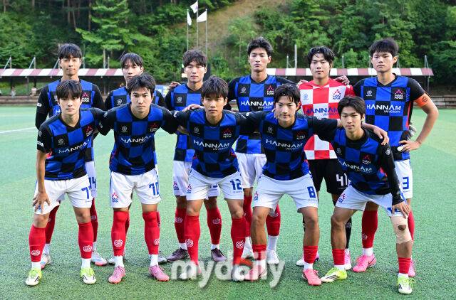 2026년 7월 15일 오후 강원도 태백종합운동장 고원1구장에서 열린 '제62회 추계대학축구연맹전' 준결승, 광운대학교과 한남대학교의 경기.한남대 선수들이 기념촬영을 하고 있다.이번 대회에는 전국 대학축구 78개 팀이 참가해 총 156경기를 치르며, 백두대간기와 태백산기 2개 리그로 나누어 예선리그와 토너먼트 방식으로 진행된다./태백=유진형 기자