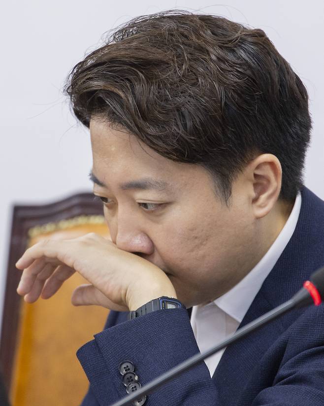 개혁신당 이준석 대표가 13일 국회에서 열린 최고위원회의 도중 생각에 잠겨있다. [연합]