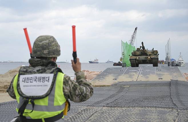 15일 포항 도구해안에서 진행된 연합합동지속지원훈련(CJST)에서 해병대 K1A2 전차가 부유식 부교를 통해 해안으로 양륙하고 있다. [한미연합사령부 제공]