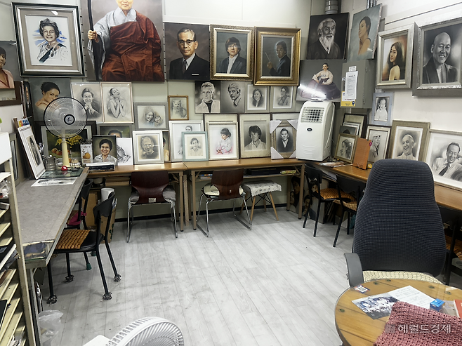 지난 13일 오후 6시15분께 서울 종로구 3호선 안국역 내 한 화실. 밀폐된 공간이지만 구석에 있는 작은 냉풍기 한 대만으로는 내부 온도를 낮추기에 역부족이다. 이준영 수습기자