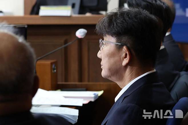 [서울=뉴시스] 사진공동취재단 = 권성동 국민의힘 의원이 지난해 11월 3일 서울 서초동 서울중앙지법에서 통일교로부터 불법 정치자금을 수수한 혐의 사건 1차 공판에 출석해 있다. (사진=뉴시스DB). 2026.07.16. photo@newsis.com
