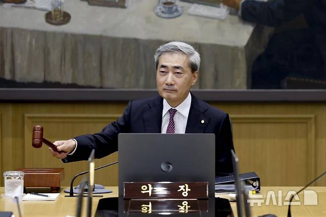 [서울=뉴시스] 사진공동취재단 = 신현송 한국은행 총재가 16일 오전 서울 중구 한국은행에서 열린 금융통화위원회 본회의에서 의사봉을 두드리고 있다. 2026.07.16. photo@newsis.com