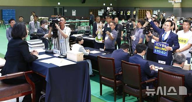 [충주=뉴시스] 이병찬 기자 = 15일 충북 충주 교통대 체육관 충주시장 재검표 개표장에서 민주당 맹정섭 전 충주시장 후보가 충북선관위에 투표지 스캔파일 공개를 촉구하고 있다.2026.07.15.bclee@newsis.com