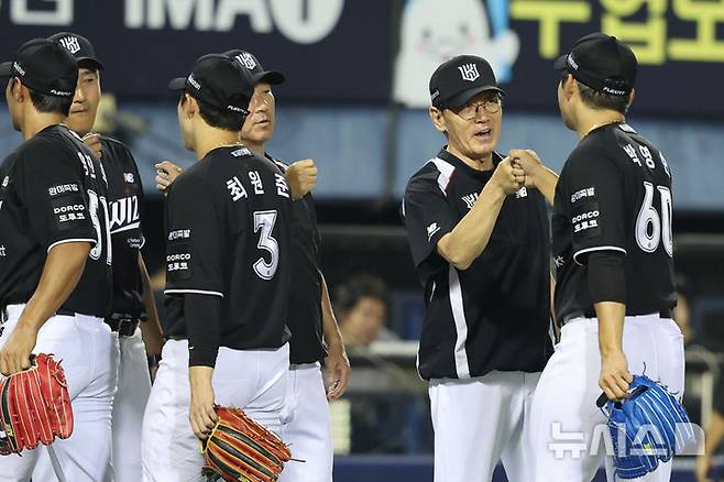 [서울=뉴시스] 권창회 기자 = 16일 서울 송파구 잠실야구장에서 열린 2026 KBO리그 KT 위즈와 LG 트윈스의 경기, 4-3로 승리한 KT 이강철 감독이 선수들과 기뻐하고 있다. 2026.07.16. kch0523@newsis.com