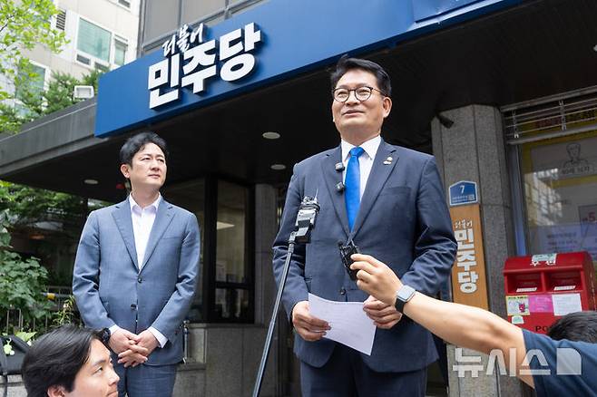 [서울=뉴시스] 정병혁 기자 = 송영길 더불어민주당 의원이 16일 서울 영등포구 더불어민주당사에서 8·17 전당대회 당대표 후보자 등록을 마친 뒤 취재진 질문에 답하고 있다. (공동취재) 2026.07.16. photo@newsis.com