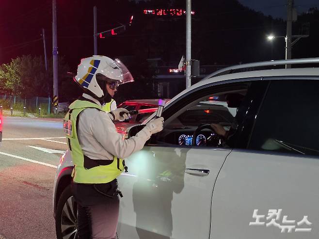 제헌절 연휴를 앞두고 음주 단속 중인 대전 경찰. 박우경 기자