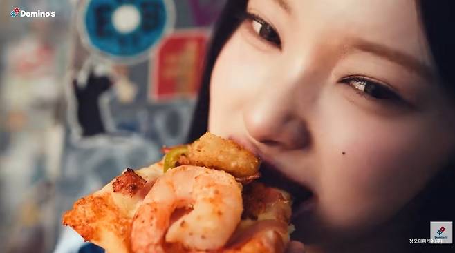 걸그룹 ‘리센느’를 브랜드 모델로 발탁한 도미노피자의 새로운 광고 영상 조회수가 30만회를 넘어섰다. 도미노피자 유튜브 채널 영상 캡처